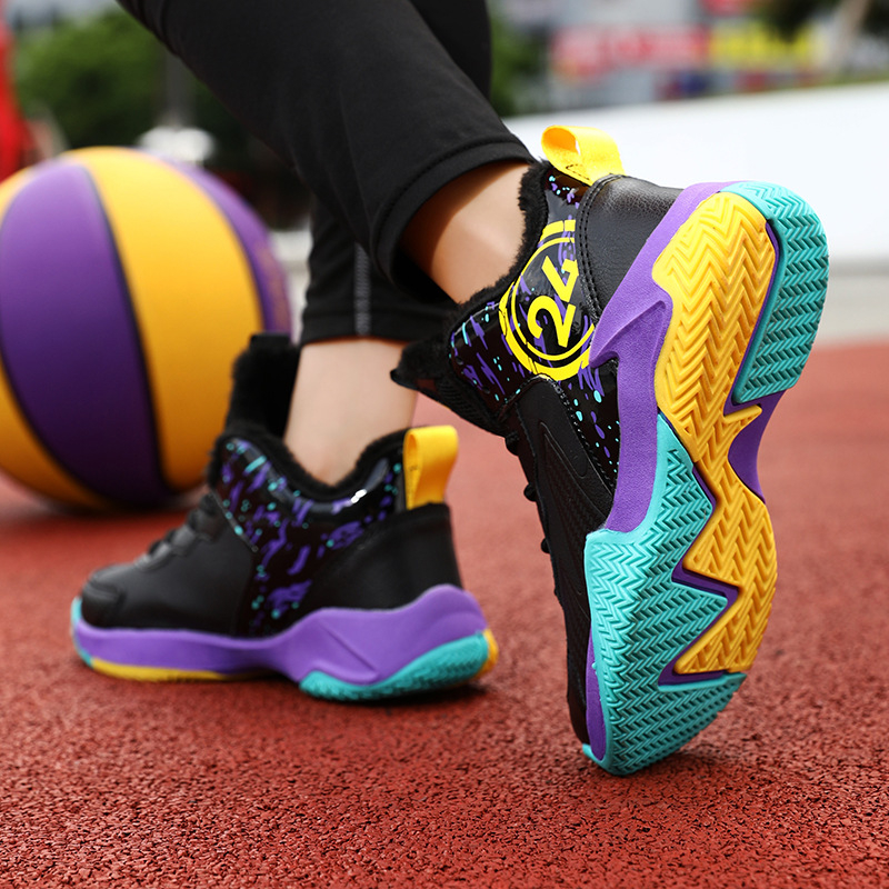 Fiúknak készült kosárlabda edzőcipő – csúszásmentes, meleg, lélegző, fűzővel, felső része szintetikus bőr, talp TPR