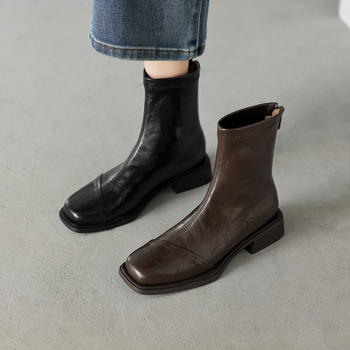 Női bokacsizma PU felsőrésszel, gumitalppal, négyszögletes orral, alacsony tömör sarokkal, hátul cipzárral