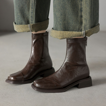 Női bokacsizma PU felsőrésszel, gumitalppal, négyszögletes orral, alacsony tömör sarokkal, hátul cipzárral