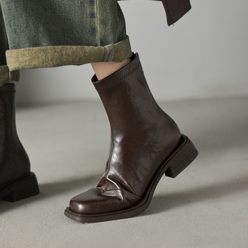 Női bokacsizma PU felsőrésszel, gumitalppal, négyszögletes orral, alacsony tömör sarokkal, hátul cipzárral