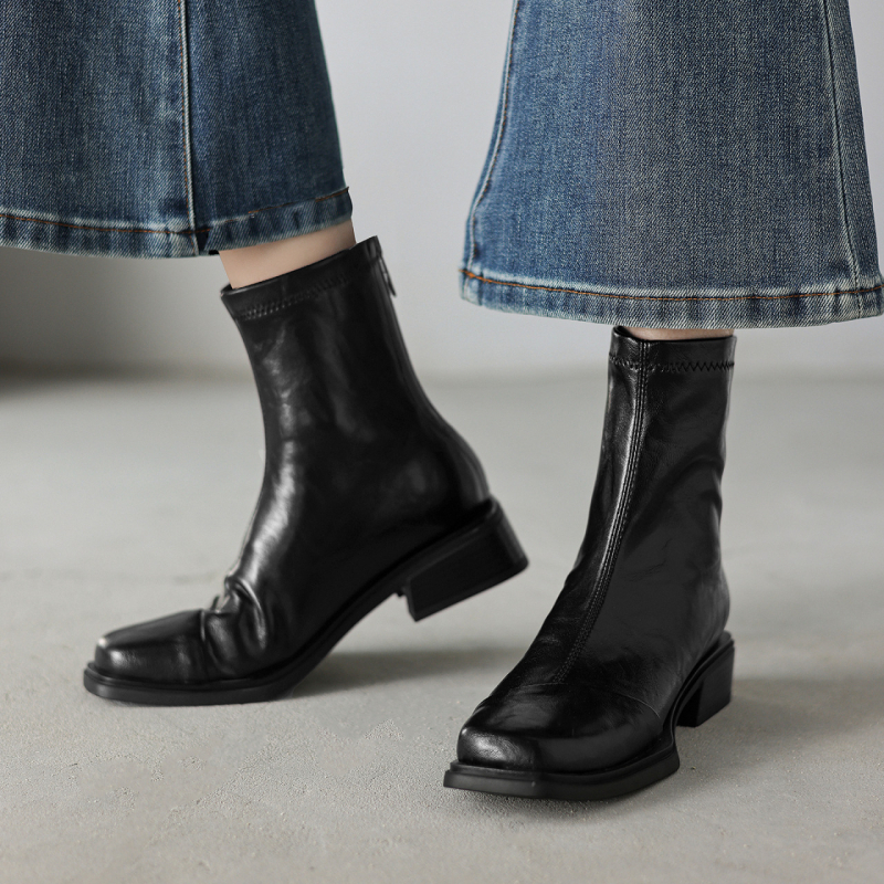 Női bokacsizma PU felsőrésszel, gumitalppal, négyszögletes orral, alacsony tömör sarokkal, hátul cipzárral