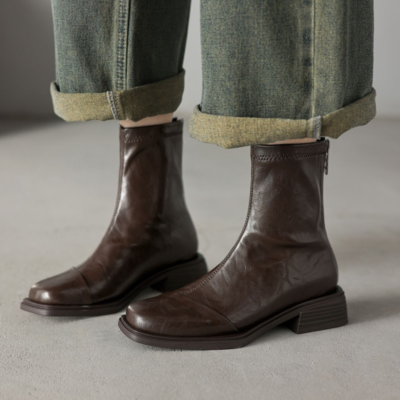 Női bokacsizma PU felsőrésszel, gumitalppal, négyszögletes orral, alacsony tömör sarokkal, hátul cipzárral