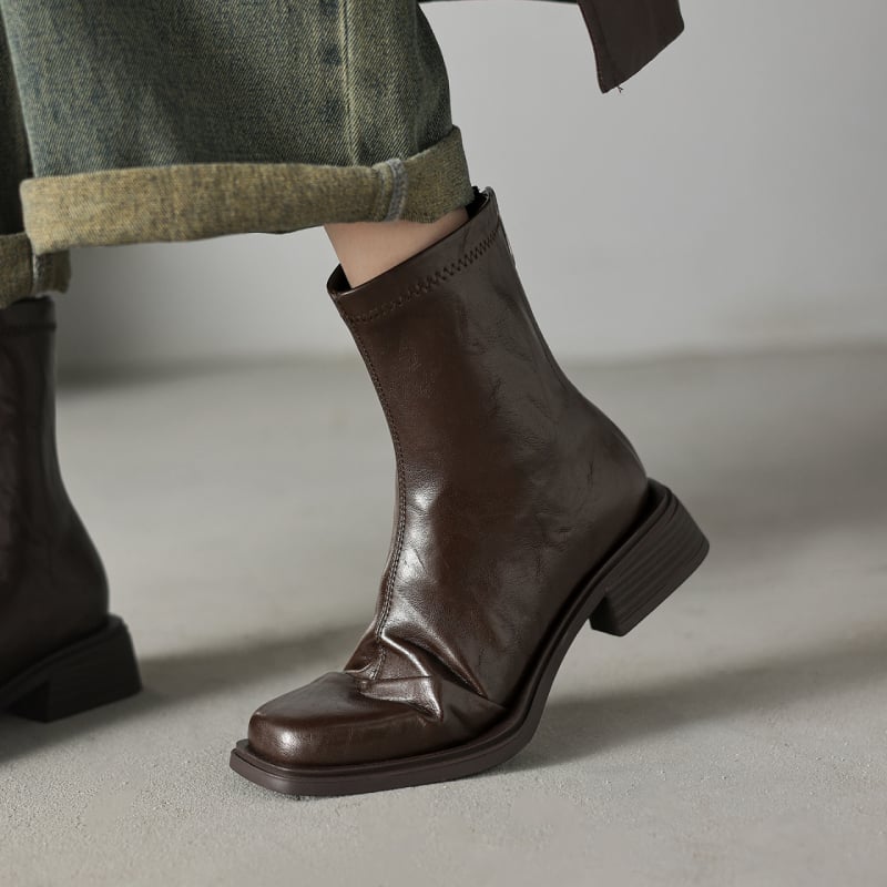 Női bokacsizma PU felsőrésszel, gumitalppal, négyszögletes orral, alacsony tömör sarokkal, hátul cipzárral