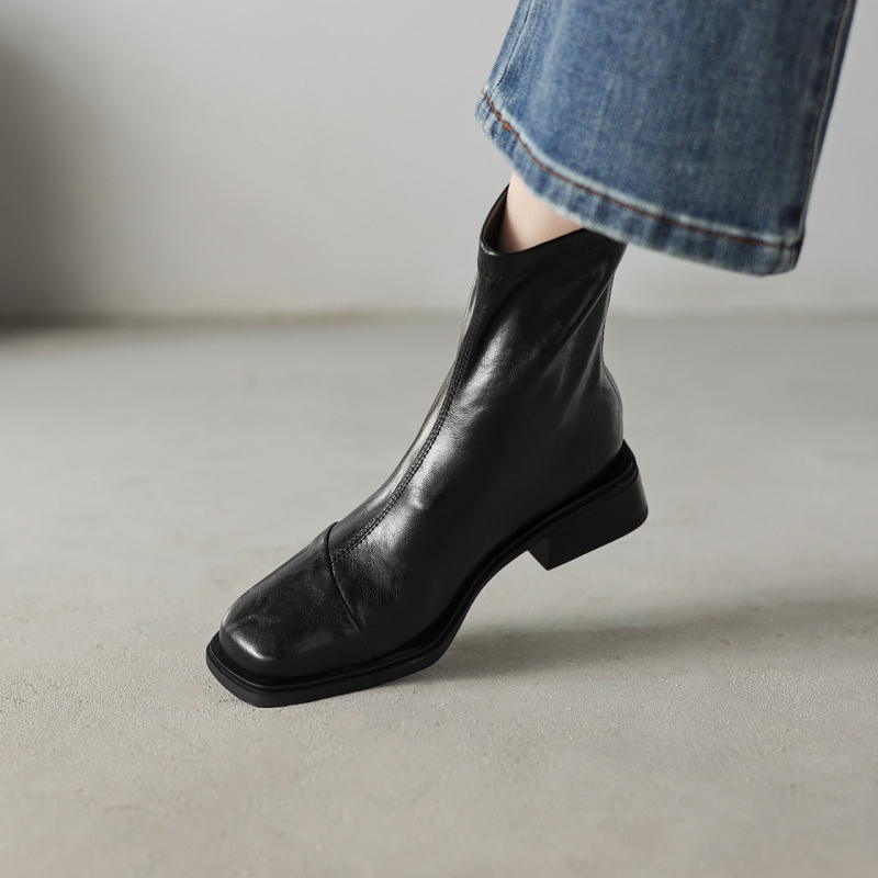 Női bokacsizma PU felsőrésszel, gumitalppal, négyszögletes orral, alacsony tömör sarokkal, hátul cipzárral