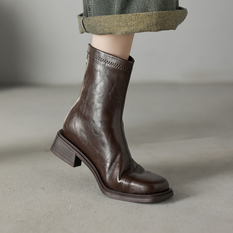 Női bokacsizma PU felsőrésszel, gumitalppal, négyszögletes orral, alacsony tömör sarokkal, hátul cipzárral