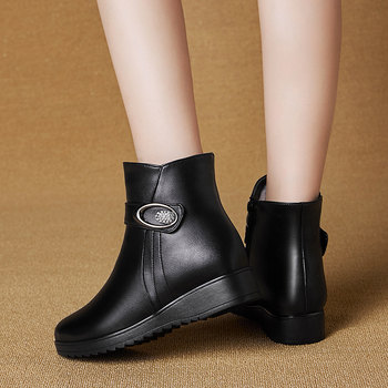 Női rövid csizma alacsony sarokkal, vízálló csúszásmentes gumi talp, mikroszálas felsőrész, oldalsó cipzár, kerek orr, őszi-téli szezonra