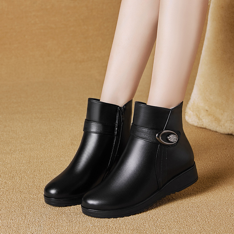 Női rövid csizma alacsony sarokkal, vízálló csúszásmentes gumi talp, mikroszálas felsőrész, oldalsó cipzár, kerek orr, őszi-téli szezonra