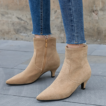 Női velúr rövid bokacipő retro stílusban, hegyes orr, 6-8 cm magas sarok, gumírozott talp