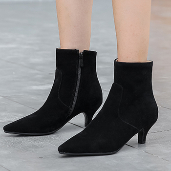 Női velúr rövid bokacipő retro stílusban, hegyes orr, 6-8 cm magas sarok, gumírozott talp