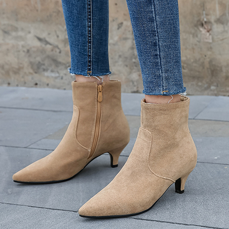 Női velúr rövid bokacipő retro stílusban, hegyes orr, 6-8 cm magas sarok, gumírozott talp