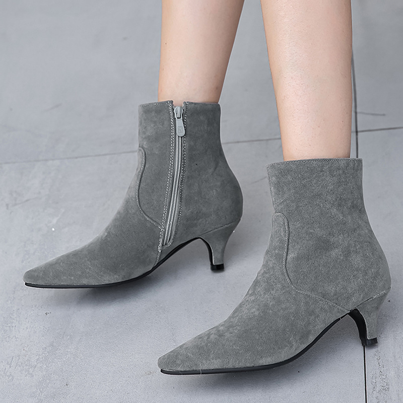 Női velúr rövid bokacipő retro stílusban, hegyes orr, 6-8 cm magas sarok, gumírozott talp