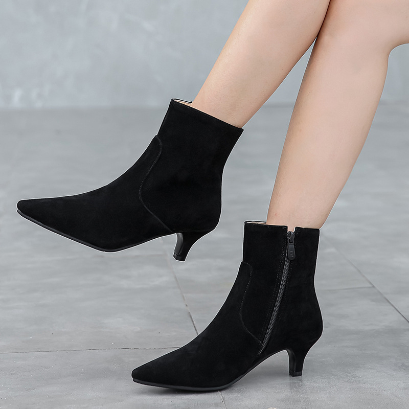 Női velúr rövid bokacipő retro stílusban, hegyes orr, 6-8 cm magas sarok, gumírozott talp