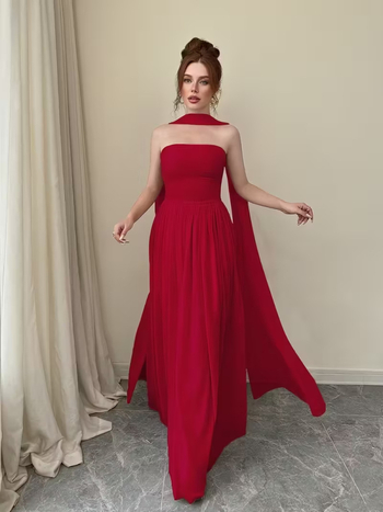 Két darabos ruhaszett: váll nélküli, ujjatlan, hosszú, A-vonalú ruha, magas derékkal, poliészter