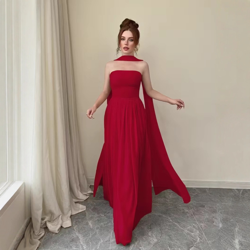 Két darabos ruhaszett: váll nélküli, ujjatlan, hosszú, A-vonalú ruha, magas derékkal, poliészter