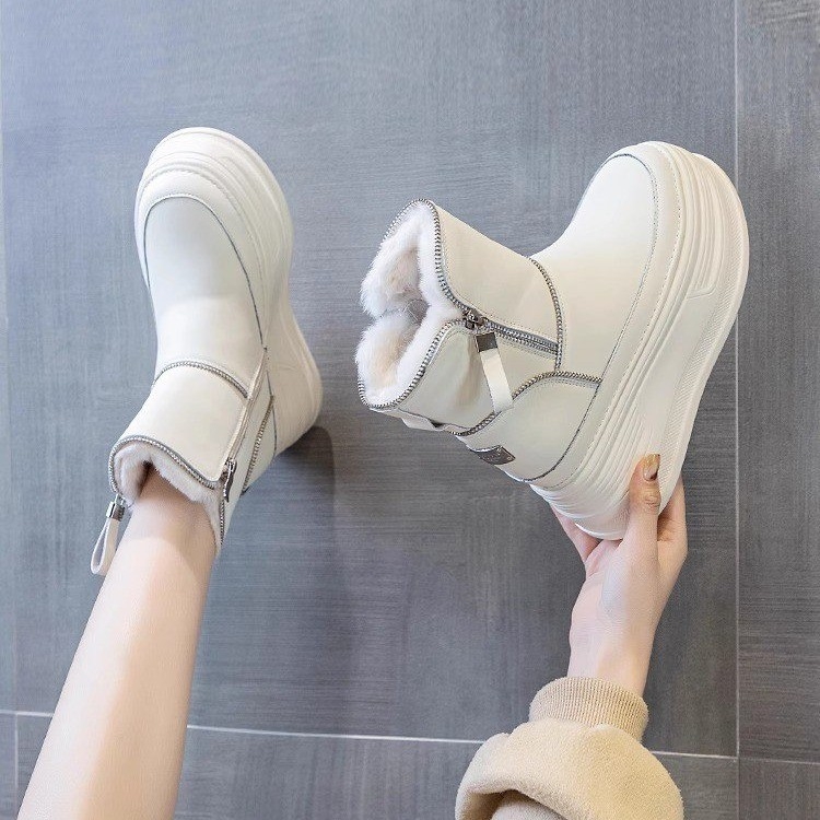 Női téli divatcsizmák belső magasságnövelővel és műszőrme bélésével, rövid szárú, kerek orrú, Ultra-Fiber felső rész bőr, PU talp