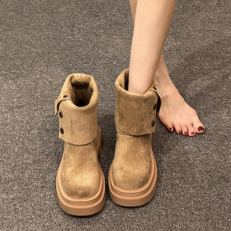 Félmagas velúr csizma kerek orral, vastag alacsony sarokkal (1–3 cm), gumírozott talp