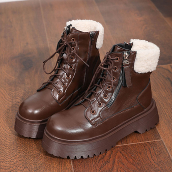 Magasító Martin csizmák, mikroszálas bőr felsőrész, elasztikus zárás, alacsony szár, műszőrmés bélés