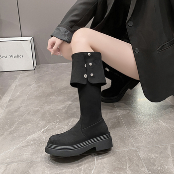 Velúr térd fölötti csizma, magas szár, oldalsó cipzár, kerek orr, alacsony, vastag sarok