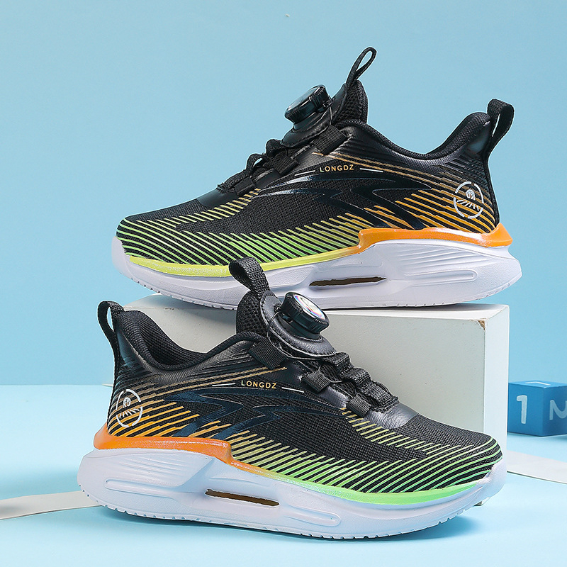 Fiúknak készült futócipő hálós felsőrésszel, légies és könnyű, csavaros lezárású, EVA talppal