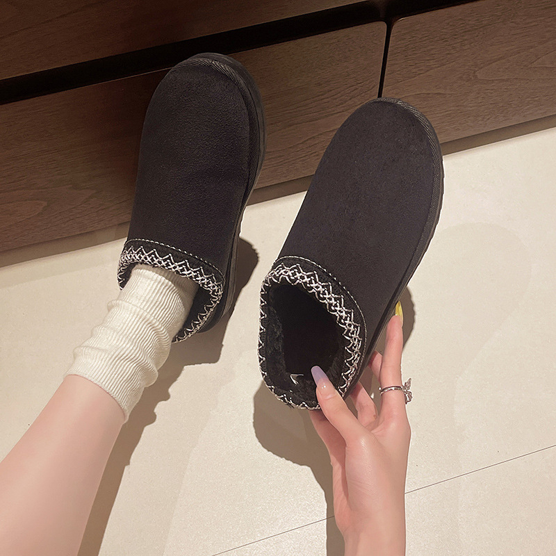 Téli csizma velúr felsőrész, gumírozott talp, belső műszőrme bélés, slip-on kivitel, kerek orr, középmagas szár