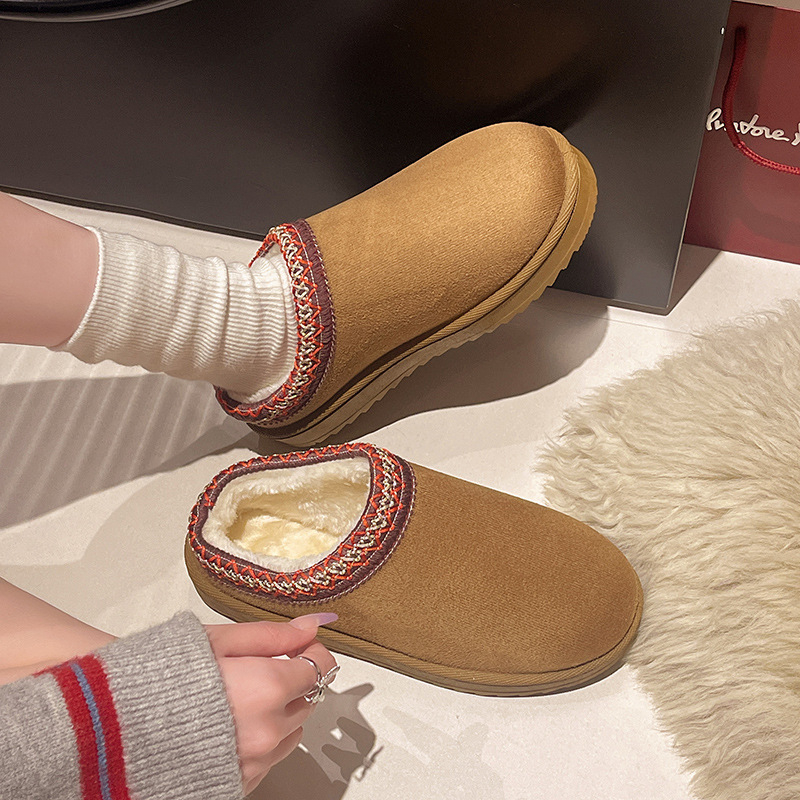 Téli csizma velúr felsőrész, gumírozott talp, belső műszőrme bélés, slip-on kivitel, kerek orr, középmagas szár