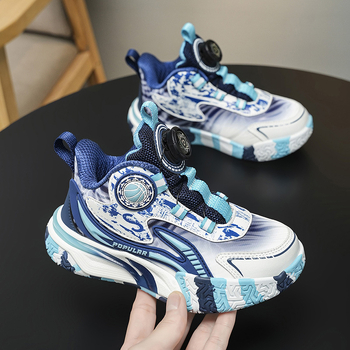 Gyerek kosárlabda cipő - felsőrész szintetikus bőrből, csíkos mintázat, gumi talp, légáteresztő és ütéscsillapító tulajdonságok, 4–16 évesek számára