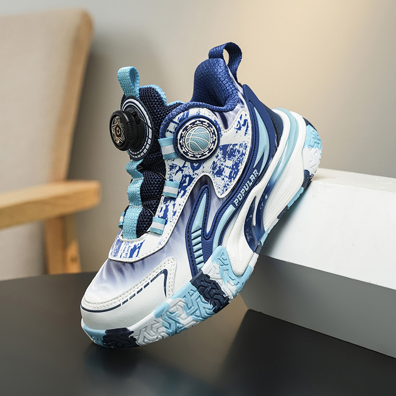 Gyerek kosárlabda cipő - felsőrész szintetikus bőrből, csíkos mintázat, gumi talp, légáteresztő és ütéscsillapító tulajdonságok, 4–16 évesek számára