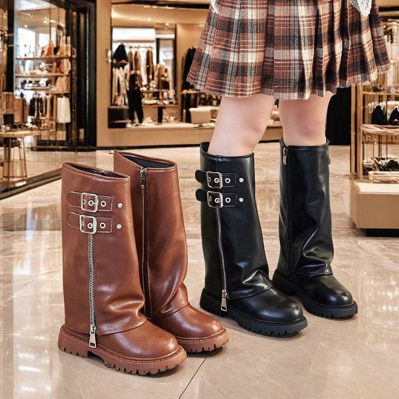 Lányok térdig érő lovas csizma (Külső anyag: Szintetikus bőr; Szár: Magas; Zárás: Oldalsó cipzár; Talp: Gumi)