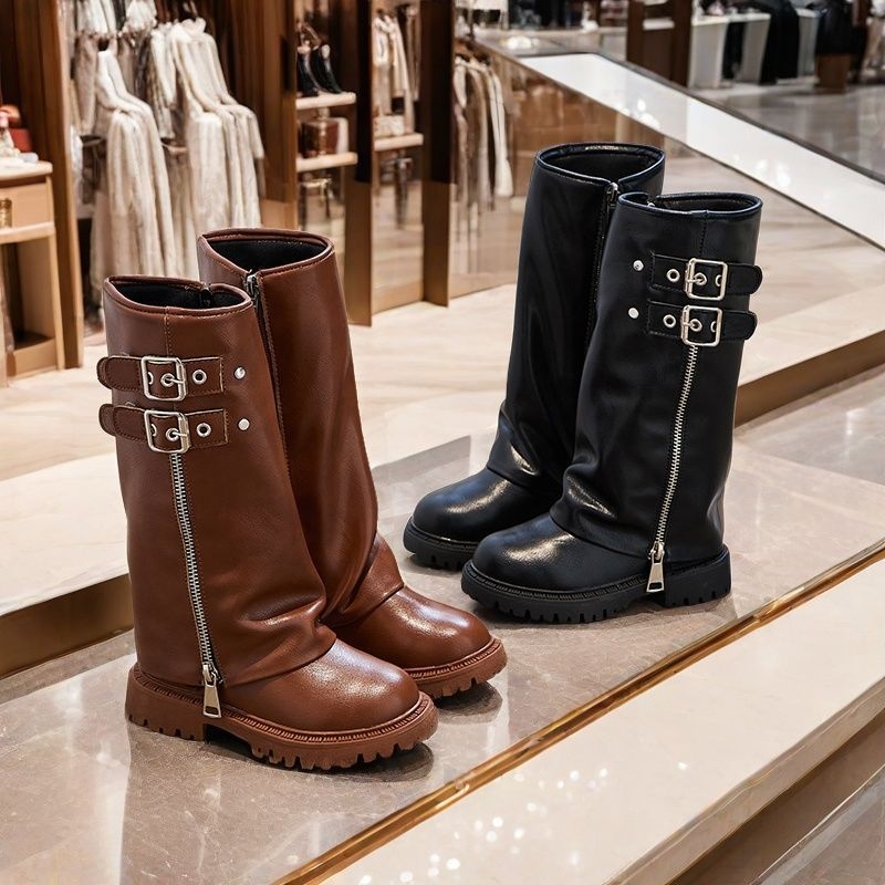 Lányok térdig érő lovas csizma (Külső anyag: Szintetikus bőr; Szár: Magas; Zárás: Oldalsó cipzár; Talp: Gumi)