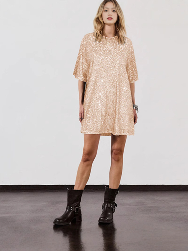 Csillogó estélyi ruha aszimmetrikus vállal, hercegnői szabás, hosszú szoknya, kerek nyakú.