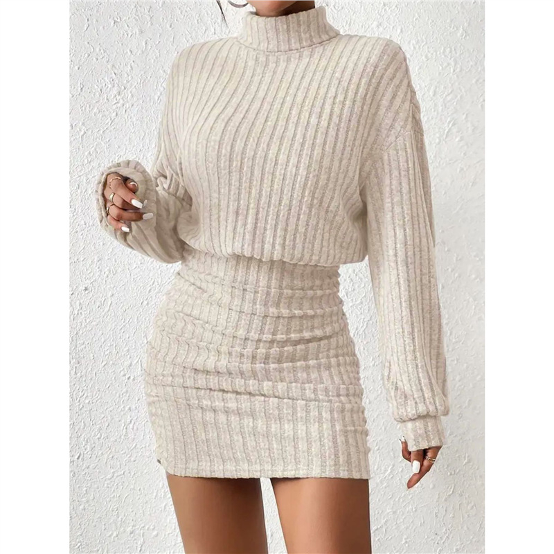 Polyészter ribbed kötött ruha magas nyakkal, hosszú raglán ujjakkal, csípőn szűk fazonú, rövid szoknyával