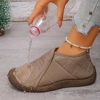 Téli magas szárú slip-on cipő, PU felsőrész, gumírozott talp, kerek orr, alacsony sarok