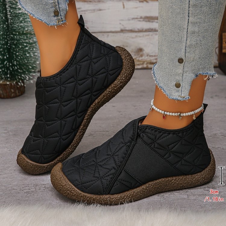 Téli magas szárú slip-on cipő, PU felsőrész, gumírozott talp, kerek orr, alacsony sarok