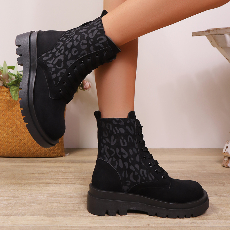 Női Martin csizma műbőrt PU felsőrésszel, gumitalppal, kerek orrú, elöl fűzőzár, középmagas sarok 3–5 cm