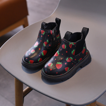 Bebe djevojčice kožne čizme u britskom stilu, jesen-zima 2025, Martin čizme s motivom jagode, kratke gležnjače