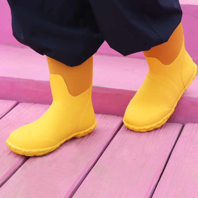 Detské gumové čižmy do dažďa, guma, vysoký tubus, stredný podpätok 3–5 cm, vek 6–16 rokov