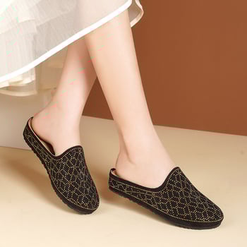 Felnőtt nőknek készült slip-on szandál műanyag PU felsőrésszel, belső rész műbőrrel, gumitalppal, lapos sarokkal, talp vastagsága 0–3 cm.