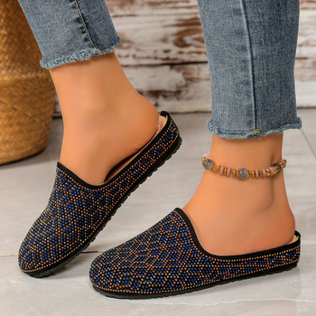 Felnőtt nőknek készült slip-on szandál műanyag PU felsőrésszel, belső rész műbőrrel, gumitalppal, lapos sarokkal, talp vastagsága 0–3 cm.