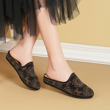 Felnőtt nőknek készült slip-on szandál műanyag PU felsőrésszel, belső rész műbőrrel, gumitalppal, lapos sarokkal, talp vastagsága 0–3 cm.