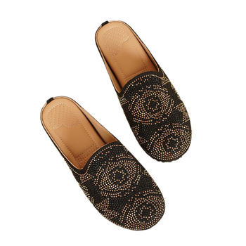 Felnőtt nőknek készült slip-on szandál műanyag PU felsőrésszel, belső rész műbőrrel, gumitalppal, lapos sarokkal, talp vastagsága 0–3 cm.