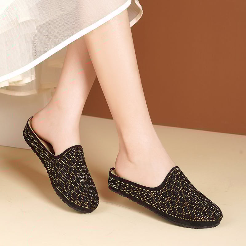 Felnőtt nőknek készült slip-on szandál műanyag PU felsőrésszel, belső rész műbőrrel, gumitalppal, lapos sarokkal, talp vastagsága 0–3 cm.