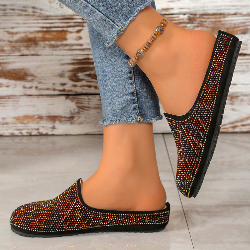 Felnőtt nőknek készült slip-on szandál műanyag PU felsőrésszel, belső rész műbőrrel, gumitalppal, lapos sarokkal, talp vastagsága 0–3 cm.