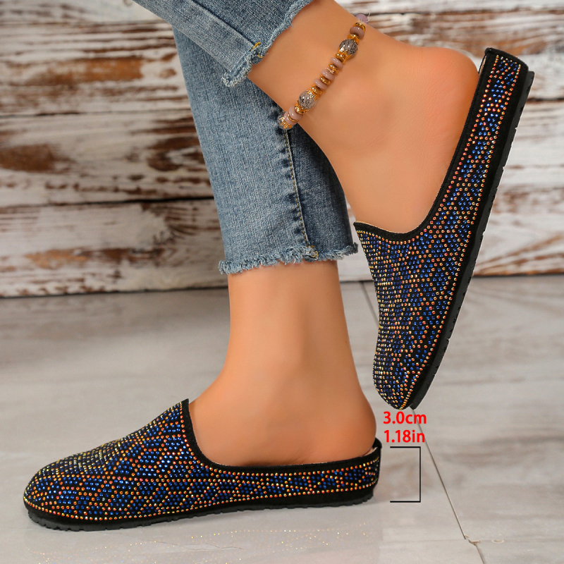 Felnőtt nőknek készült slip-on szandál műanyag PU felsőrésszel, belső rész műbőrrel, gumitalppal, lapos sarokkal, talp vastagsága 0–3 cm.