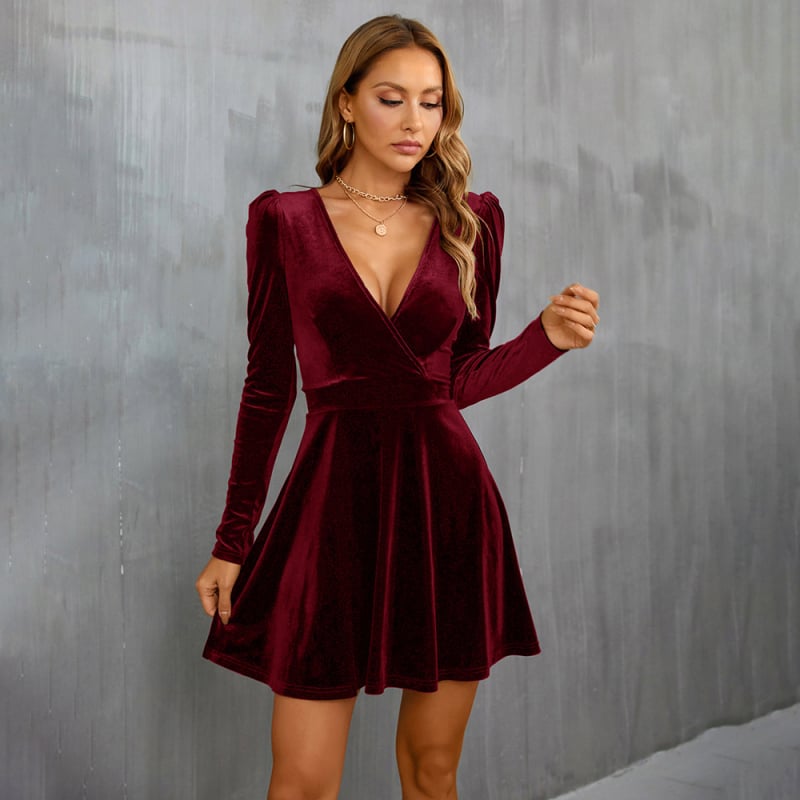 Rochie din catifea în linie A, decolteu în V, mâneci lungi, talie înaltă