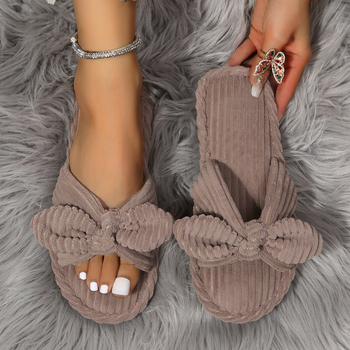 Velúr felsőrészes beltéri papucs felnőtteknek, laza stílus, gumitalp, varrott kivitel, belső textil.