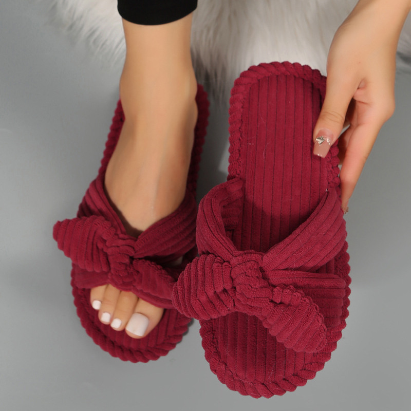 Velúr felsőrészes beltéri papucs felnőtteknek, laza stílus, gumitalp, varrott kivitel, belső textil.