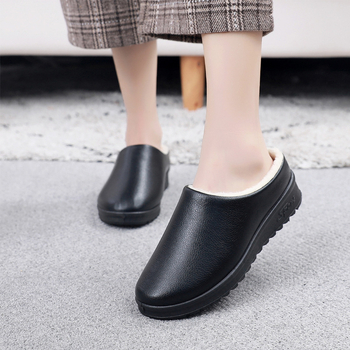 Ženské zimné topánky z PU vrchnej časti, podšité umelým krátkym plyšom, slip-on, guľatý špička, plochá päta