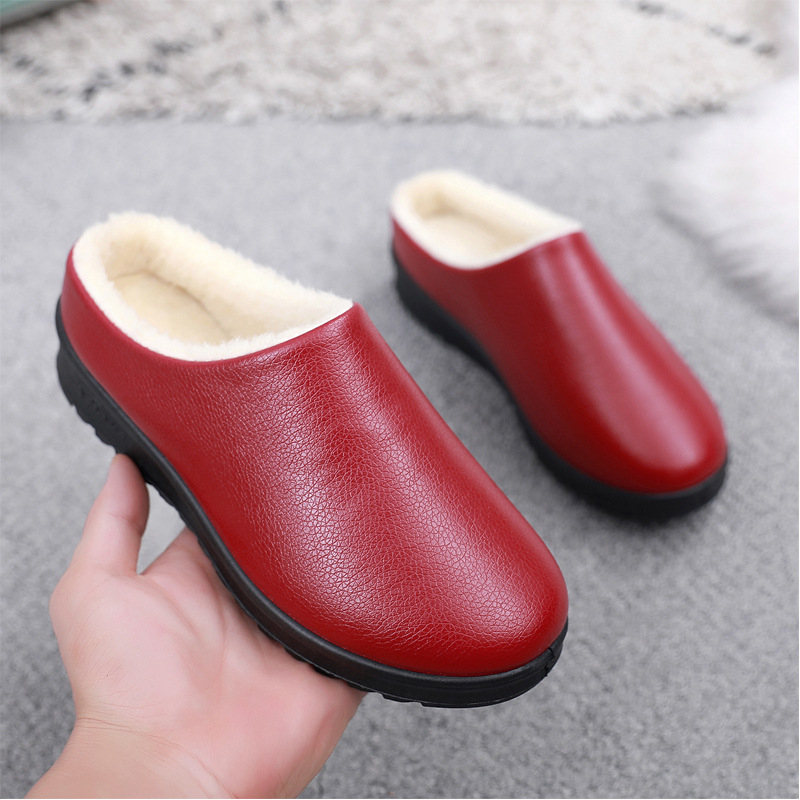 Ženské zimné topánky z PU vrchnej časti, podšité umelým krátkym plyšom, slip-on, guľatý špička, plochá päta