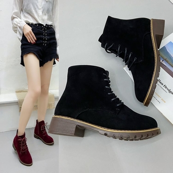 Martin topánky pre ženy, vrchný materiál z velúru, zaoblená špička, hrubý stredne vysoký podpätok 3–5 cm, bočný zips
