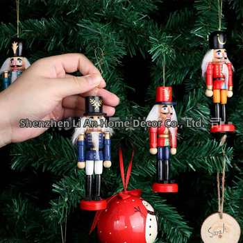 Nutcracker vojak – drevená ozdoba na vianočný stromček, Schima superba, balená v darčekovej krabičke, LyAn